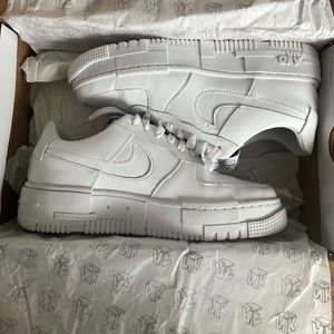 Women’s AF1 Pixel white size 7.5